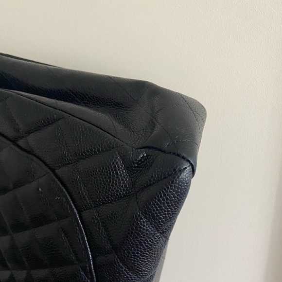 Chanel black quilted caviar single flap maxi - Picture 7 of 8